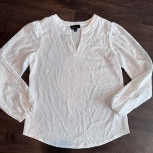 Elegant White Textured Blouse with Eyelet Sleeves, Size Small‎